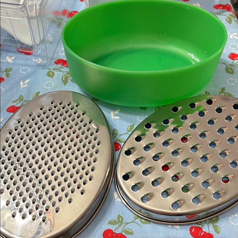 Green and White Cheese Grater Set - Picture 2 of 16